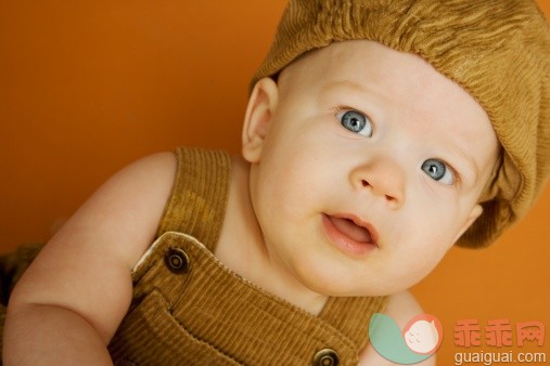 人,帽子,视角,影棚拍摄,满意_80702182_Portrait of a baby boy_创意图片_Getty Images China