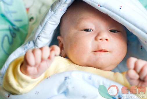 人,婴儿服装,床,室内,手_133805217_Lovely infant with blanket on head_创意图片_Getty Images China