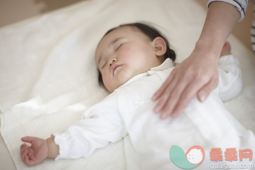 母亲,触摸,睡觉,女儿,家庭_gic11165829_Baby girl sleeping, mother's hand on her chest_创意图片_Getty Images China