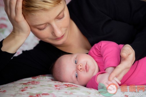 概念,主题,家庭生活,构图,图像_75314962_Mother and baby laying on bed_创意图片_Getty Images China