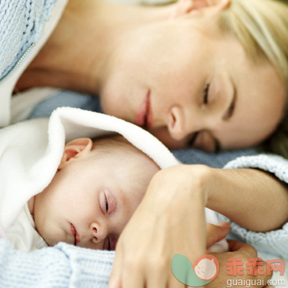 摄影,躺,侧卧,父母,母亲_stk82599cor_portrait of a young mother asleep holding her new born baby_创意图片_Getty Images China