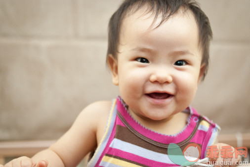 人,室内,褐色眼睛,短发,棕色头发_482088689_Smiling Baby Girl_创意图片_Getty Images China