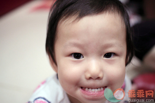 人,休闲装,12到17个月,室内,褐色眼睛_163592530_Making face_创意图片_Getty Images China