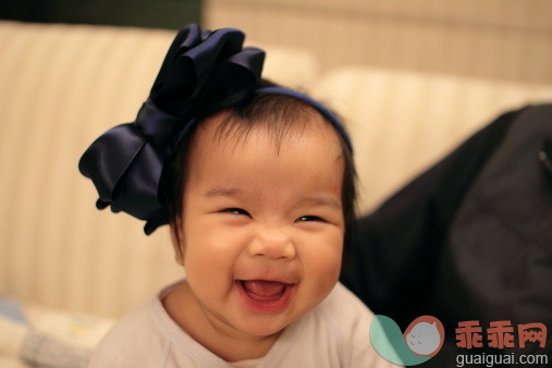 人,婴儿服装,室内,快乐,笑_147518641_Laughing girl_创意图片_Getty Images China