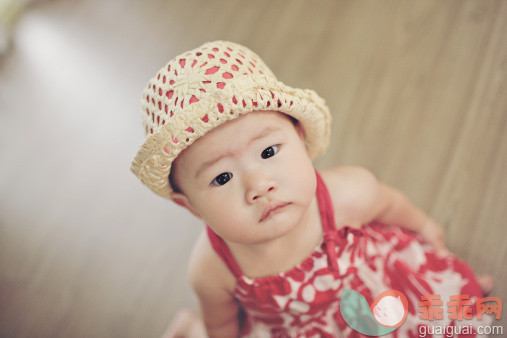 人,连衣裙,帽子,室内,地板_156290182_Hat girl baby_创意图片_Getty Images China