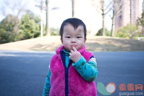 人,婴儿服装,户外,棕色头发,公园_169290181_A girl stands in the park_创意图片_Getty Images China