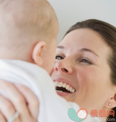 概念,健康生活方式,主题,家庭生活,构图_75651211_Mother laughing at baby_创意图片_Getty Images China