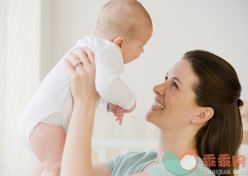 概念,健康生活方式,主题,家庭生活,构图_75651205_Mother smiling at baby_创意图片_Getty Images China