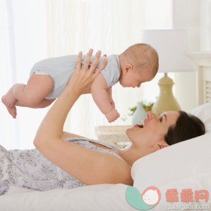 概念,健康生活方式,主题,家庭生活,构图_75651213_Mother playing with baby on bed_创意图片_Getty Images China