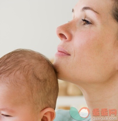 概念,健康生活方式,主题,家庭生活,构图_75651209_Mother resting chin on baby's head_创意图片_Getty Images China