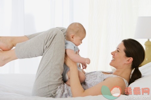 概念,健康生活方式,主题,家庭生活,构图_75651212_Mother playing with baby on bed_创意图片_Getty Images China