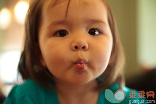人,休闲装,12到17个月,室内,短发_156015238_Baby Girl Giving Fish-Kiss_创意图片_Getty Images China
