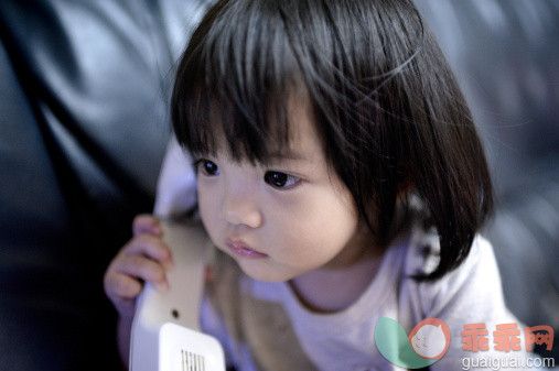 人,休闲装,沟通,电话机,技术_157160265_A girl listening to the phone_创意图片_Getty Images China