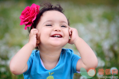 人,休闲装,户外,快乐,花_135858908_Girl smiling with rose in hair_创意图片_Getty Images China