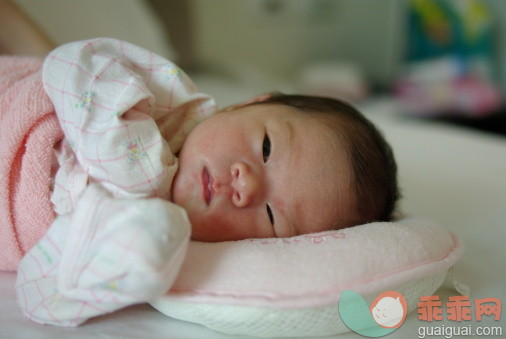 人,婴儿服装,室内,躺,枕头_114314725_New Born baby_创意图片_Getty Images China