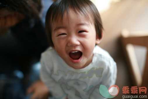 人,婴儿服装,室内,棕色头发,站_169496528_Child playing_创意图片_Getty Images China