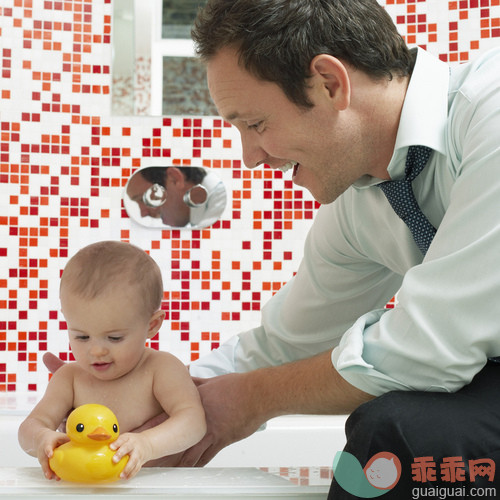 人,住宅内部,干净,浴盆,玩具_gic16496278_Father Bathing Baby_创意图片_Getty Images China