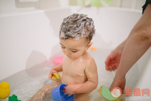 人,浴盆,生活方式,裸体,母亲_555952303_Cute baby girl playing in bathtub_创意图片_Getty Images China