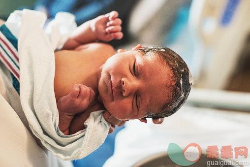 人,生活方式,人的脸部,头发,分娩_477938572_Baby Boy's First Bath_创意图片_Getty Images China