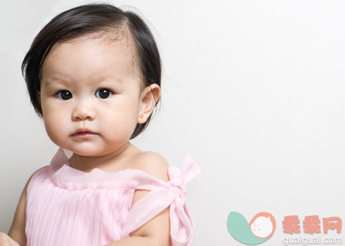 人,连衣裙,影棚拍摄,棕色头发,站_156450175_Toddler in a pink dress_创意图片_Getty Images China