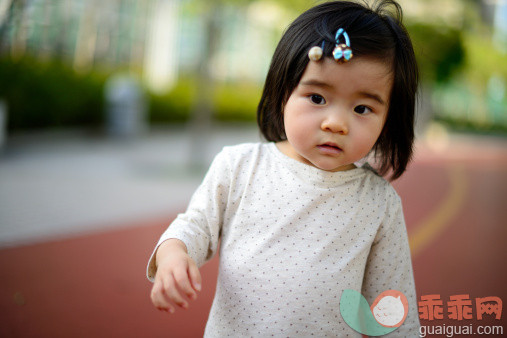 人,休闲装,12到17个月,户外,短发_158769583_Portrait of cute baby walking in the park_创意图片_Getty Images China