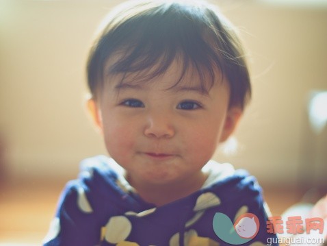 人,婴儿服装,室内,满意,12到23个月_141259223_Young girl smirking_创意图片_Getty Images China