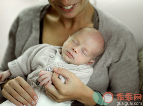 人,衣服,室内,中间部分,坐_83385267_Smiling mother with newborn baby_创意图片_Getty Images China