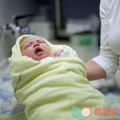 人,衣服,生活方式,室内,中间部分_83310918_newborn baby_创意图片_Getty Images China