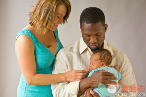 人,衣服,影棚拍摄,室内,快乐_83331859_Mixed race couple with child_创意图片_Getty Images China