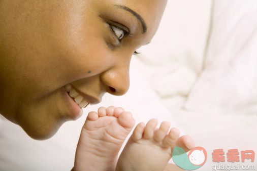 人,室内,人的头部,人的脸部,人的嘴_83387568_Mother looking at babies feet, smiling, close up view, Franschhoek, Western Cape Province, South Africa_创意图片_Getty Images China