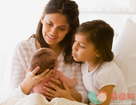 人,沟通,室内,快乐,坐_82149832_Hispanic mother and daughter looking at baby_创意图片_Getty Images China