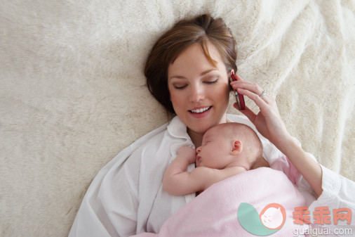 人,家具,睡衣,床,沟通_86013218_Mother Talking On Phone, Baby Asleep on Her Chest_创意图片_Getty Images China