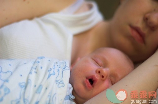 人,衣服,家具,床,室内_88020543_Infant Baby Boy Sleeping on Mother's Arm in Bed,_创意图片_Getty Images China