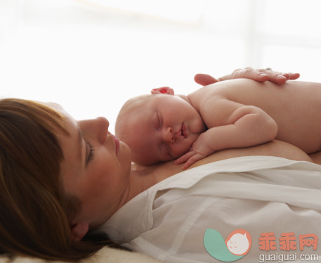 人,家具,床,室内,发型_86013213_Baby Girl Sleeping On Mother's Chest_创意图片_Getty Images China