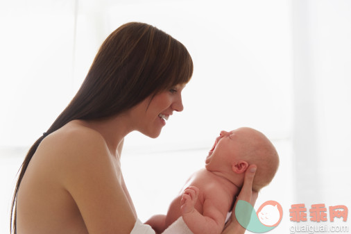 人,半装,室内,发型,直发_86013219_Mother Admiring Newborn Baby Girl_创意图片_Getty Images China