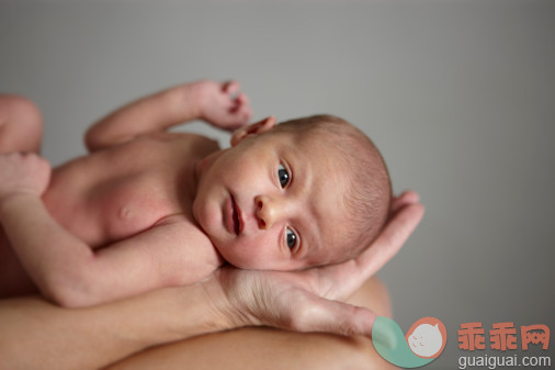 人,人生大事,影棚拍摄,室内,手_85972603_newborn baby in mother's arms_创意图片_Getty Images China