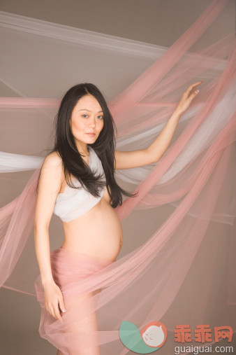 人,健康保健,影棚拍摄,室内,亚洲人_108317210_Portrait of  a naked pregnant asian  woman_创意图片_Getty Images China