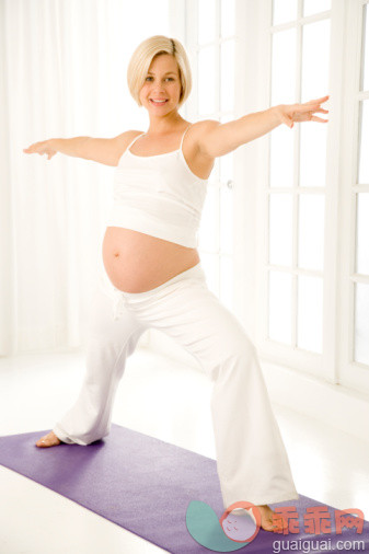 矮,人,生活方式,健康保健,头发_78004339_A pregnant woman practicing yoga_创意图片_Getty Images China