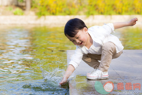 摄影,构图,户外,白昼,自然_69ca13632_孩子在玩水_创意图片_Getty Images China