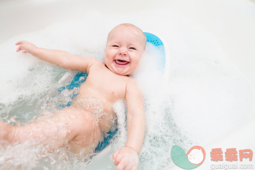 人,浴盆,生活方式,四分之三身长,室内_487701569_Caucasian baby boy giggling in bubble bath_创意图片_Getty Images China