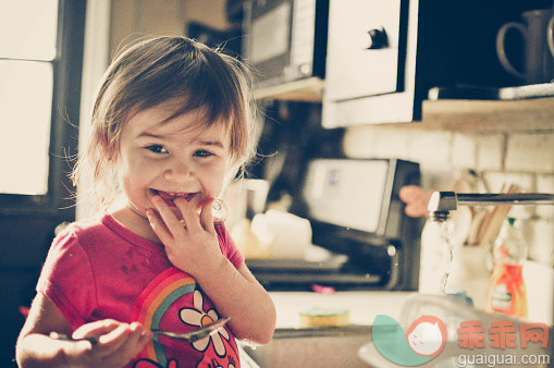 厨房,人,饮食,食品,室内_565872765_Toddler girl smiling in the kitchen._创意图片_Getty Images China