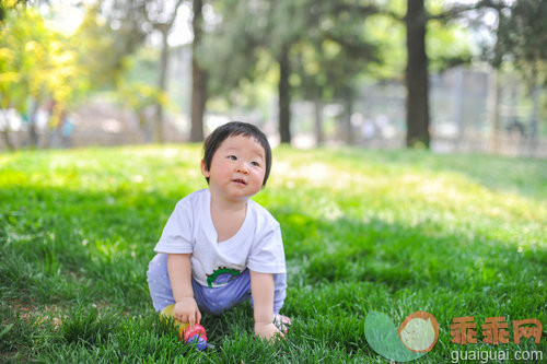 亚洲人,短发,拿着,水,嬉戏的_9097f6d9f_草地上的儿童_创意图片_Getty Images China