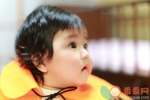 人,室内,古服装,黑发,0到11个月_156949477_Infant sideview in close up_创意图片_Getty Images China