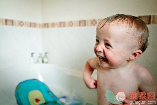 人,室内,棕色头发,游泳,白人_162304077_Jude Happy Bath Time_创意图片_Getty Images China