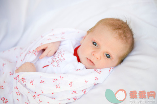 人,室内,白人,毯子,小的_139828731_Baby girl wrapped in blanket_创意图片_Getty Images China