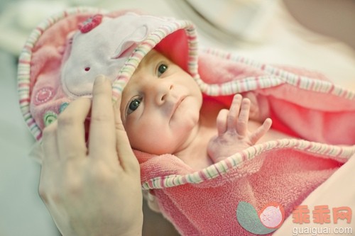 2到5个月,白人,可爱的,室内,躺_gic14778934_Portrait of baby girl (1-6 months) wrapped in towel_创意图片_Getty Images China