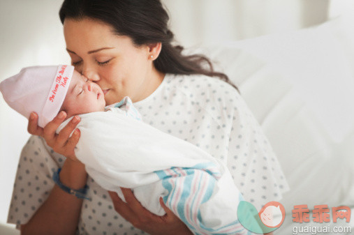 人,床,健康保健,室内,30岁到34岁_129302213_Mother in hospital bed holding newborn baby girl_创意图片_Getty Images China