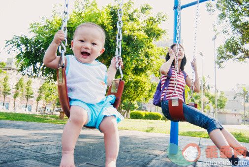 人,休闲装,链,户外,30岁到34岁_149763433_Little boy playing_创意图片_Getty Images China