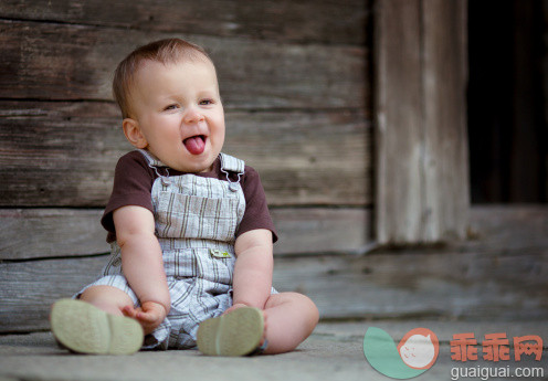 人,户外,棕色头发,白人,坐_157252407_Cheeky Boy_创意图片_Getty Images China