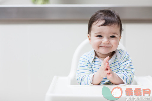 人,衣服,装饰物,椅子,室内_145073783_Happy baby in high chair_创意图片_Getty Images China